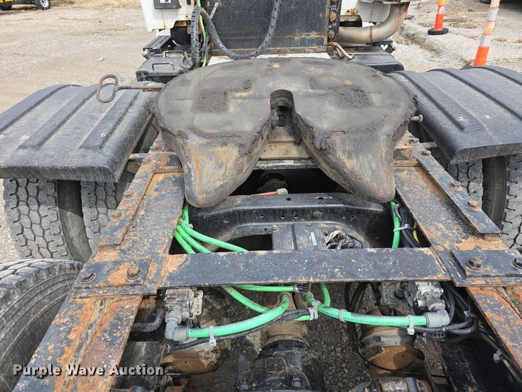 image for item DT6765 2000 Sterling L9500 semi truck