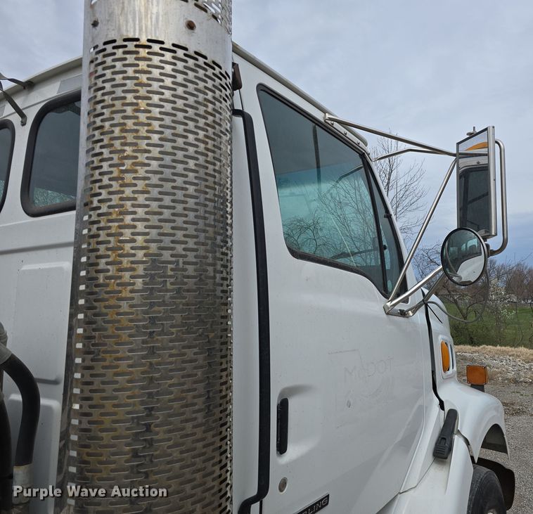 image for item DT6765 2000 Sterling L9500 semi truck