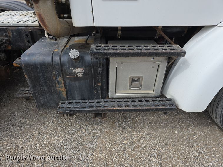 image for item DT6765 2000 Sterling L9500 semi truck