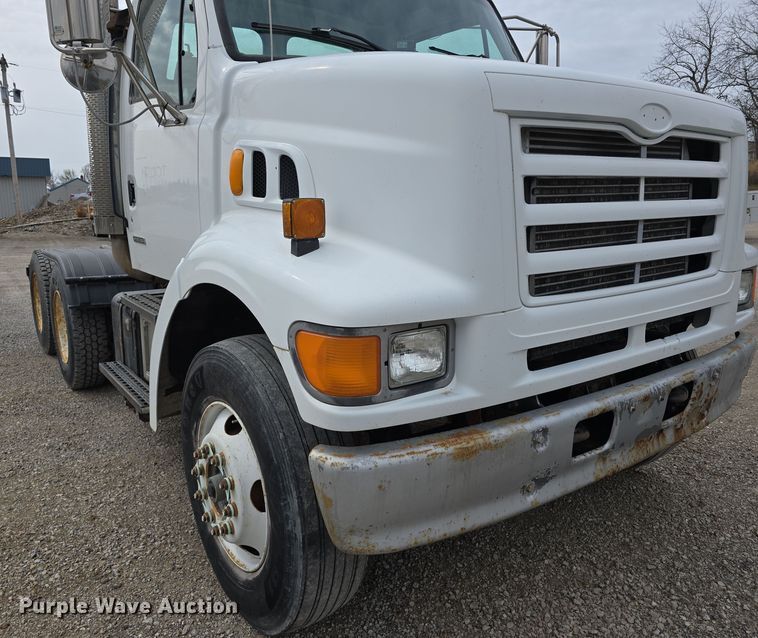 image for item DT6765 2000 Sterling L9500 semi truck