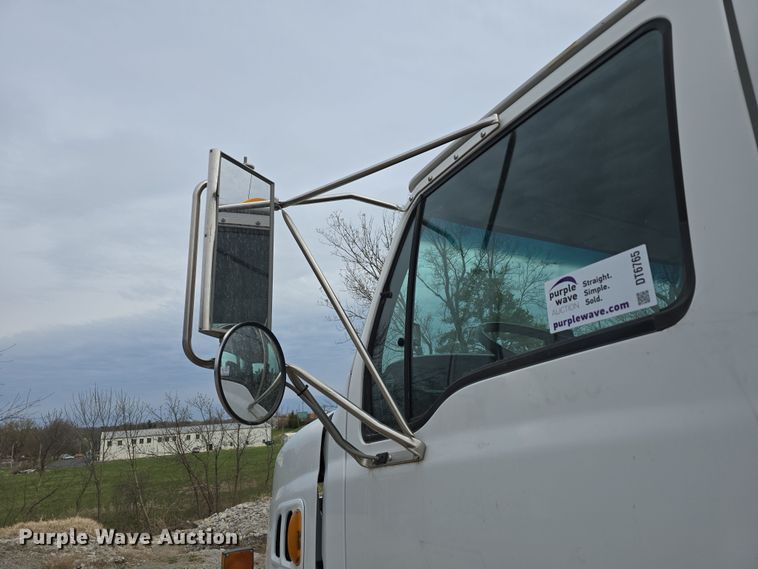 image for item DT6765 2000 Sterling L9500 semi truck