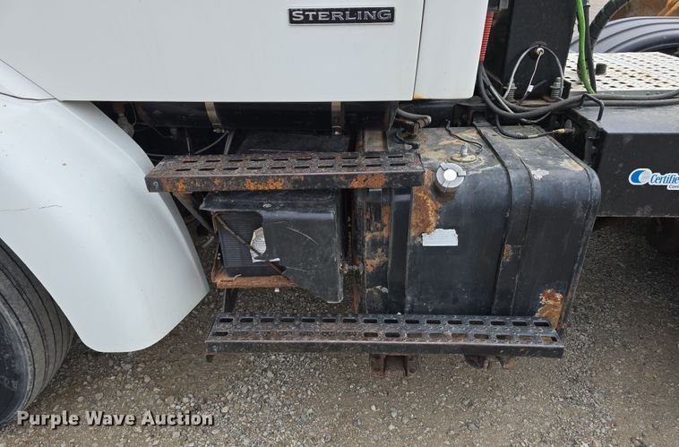 image for item DT6765 2000 Sterling L9500 semi truck