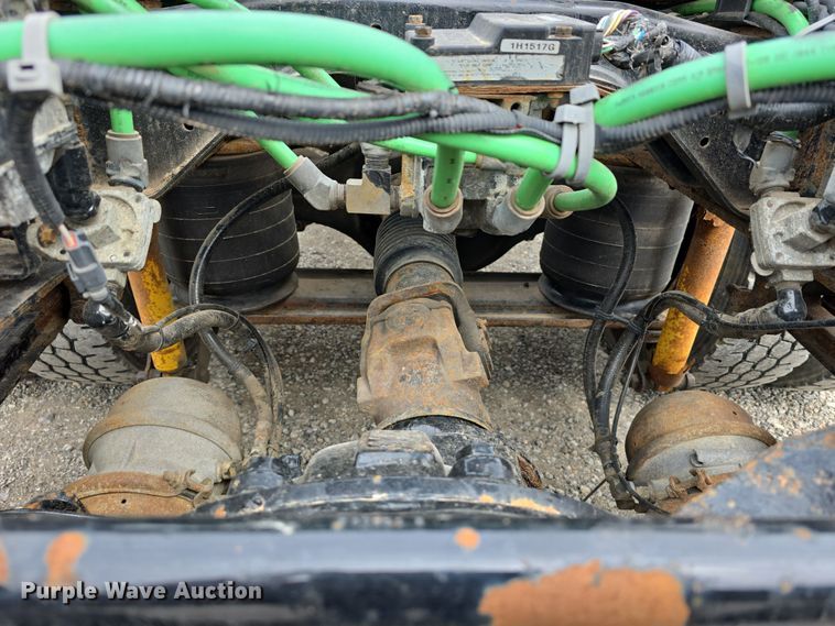 image for item DT6765 2000 Sterling L9500 semi truck