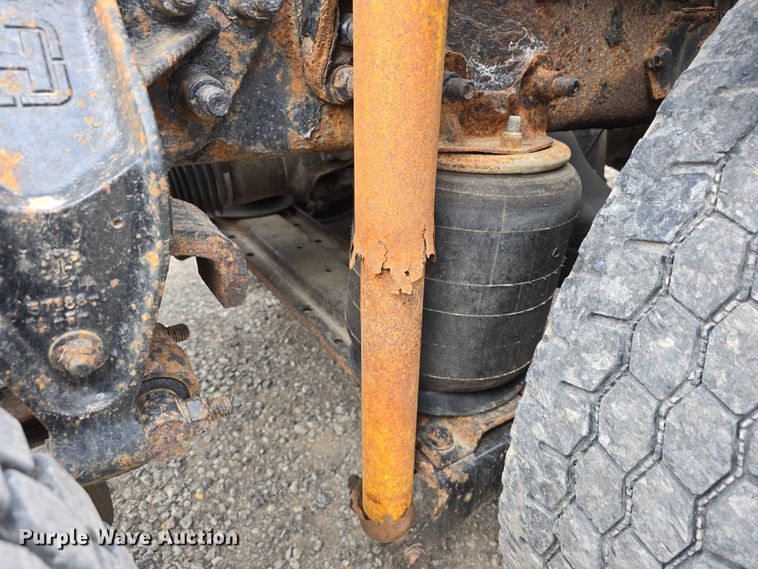 image for item DT6765 2000 Sterling L9500 semi truck