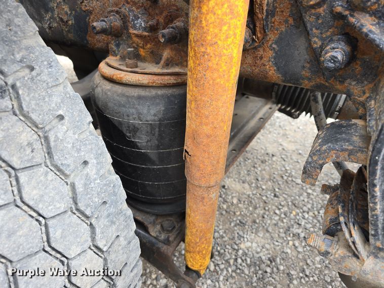 image for item DT6765 2000 Sterling L9500 semi truck