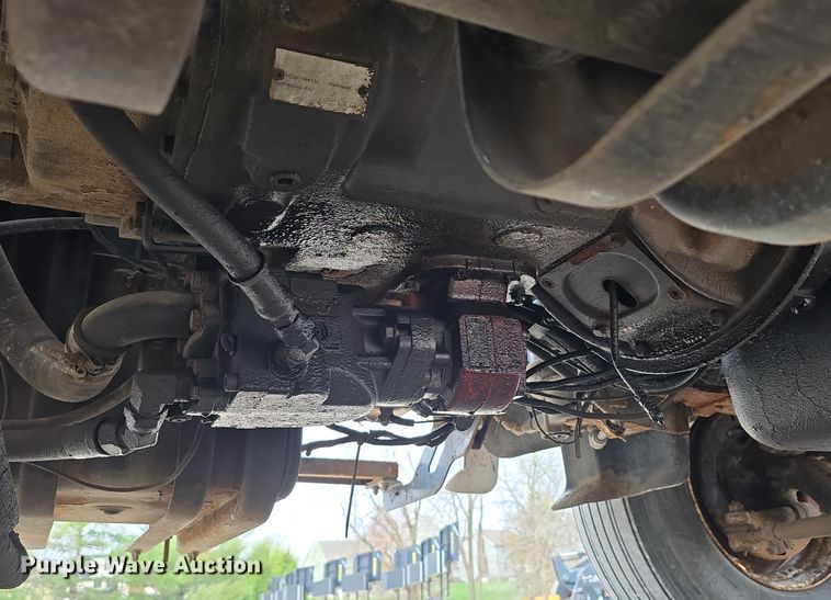 image for item DT6765 2000 Sterling L9500 semi truck