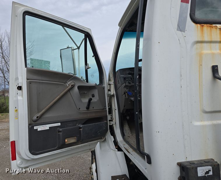 image for item DT6765 2000 Sterling L9500 semi truck