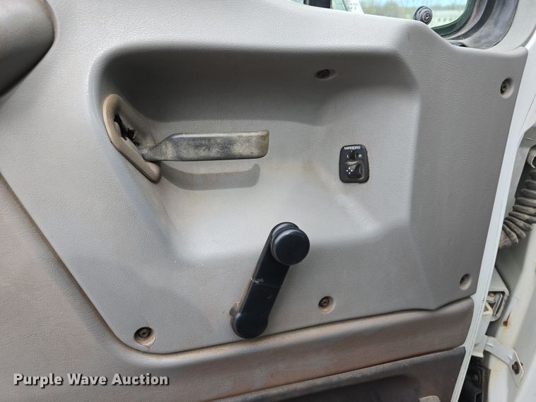 image for item DT6765 2000 Sterling L9500 semi truck