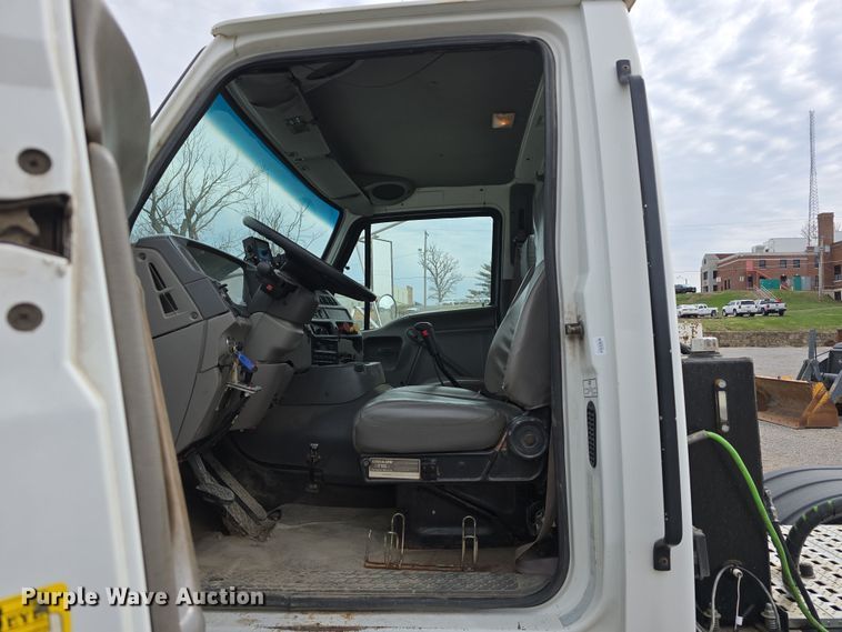 image for item DT6765 2000 Sterling L9500 semi truck