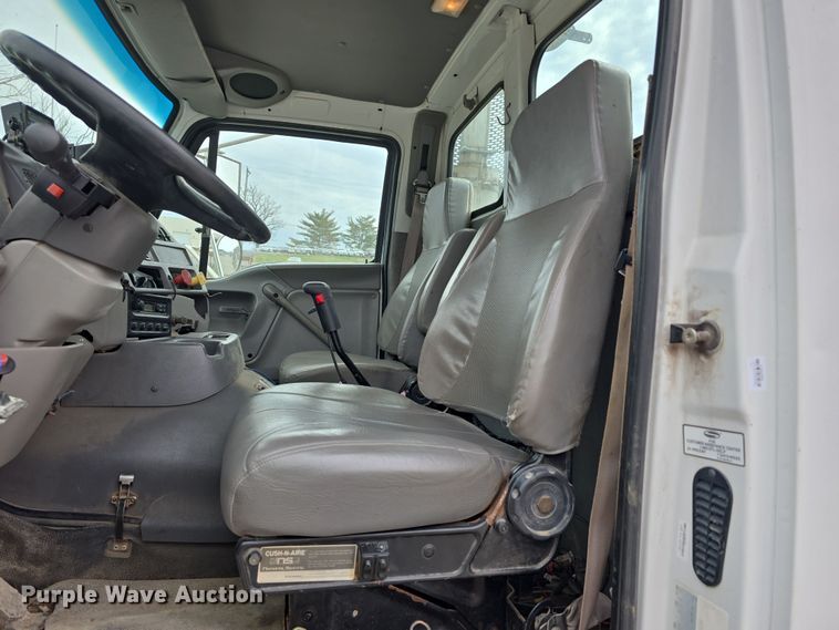 image for item DT6765 2000 Sterling L9500 semi truck