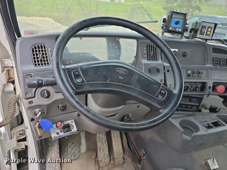 image for item DT6765 2000 Sterling L9500 semi truck