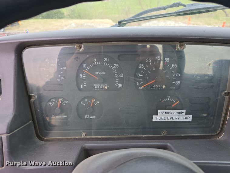 image for item DT6765 2000 Sterling L9500 semi truck