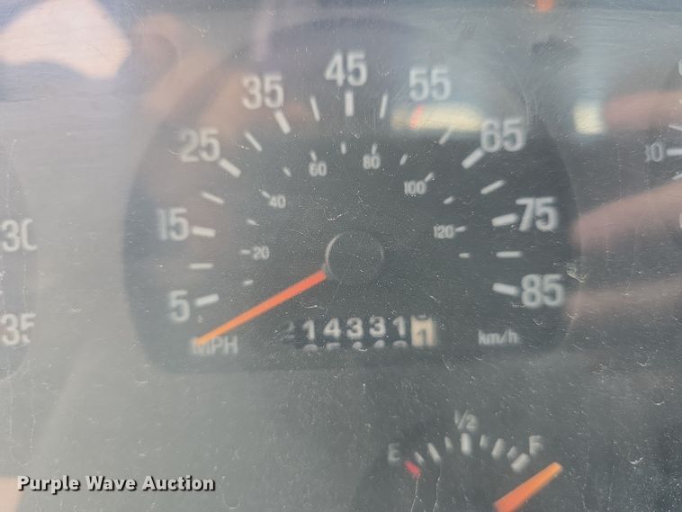 image for item DT6765 2000 Sterling L9500 semi truck