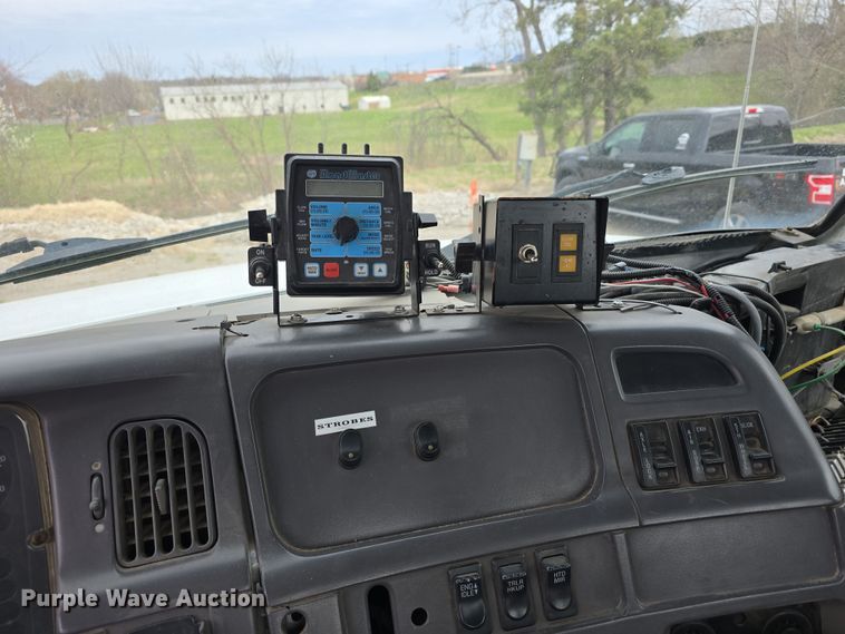 image for item DT6765 2000 Sterling L9500 semi truck