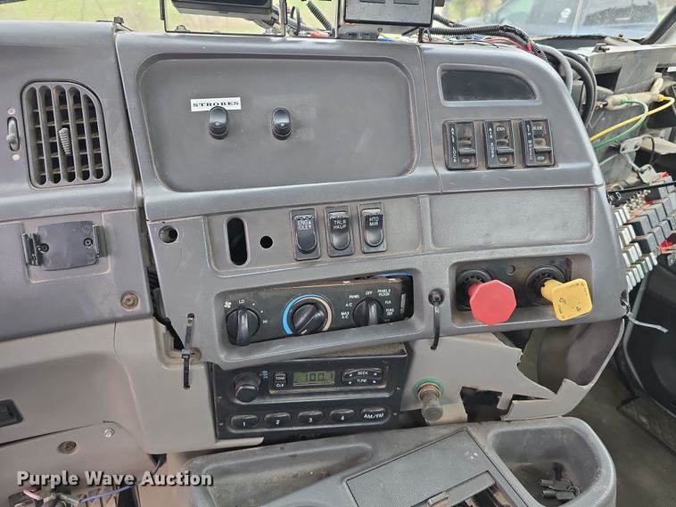 image for item DT6765 2000 Sterling L9500 semi truck