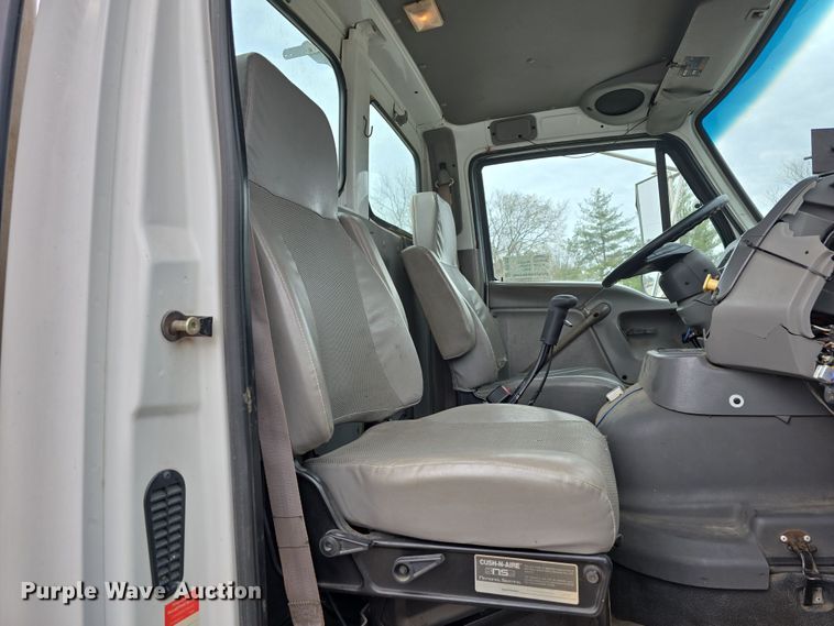 image for item DT6765 2000 Sterling L9500 semi truck