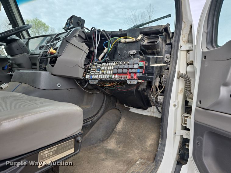 image for item DT6765 2000 Sterling L9500 semi truck