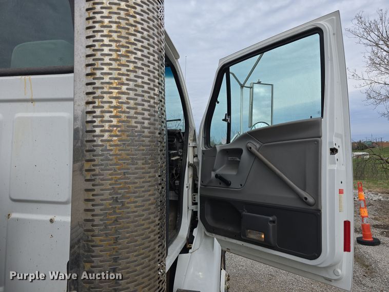 image for item DT6765 2000 Sterling L9500 semi truck