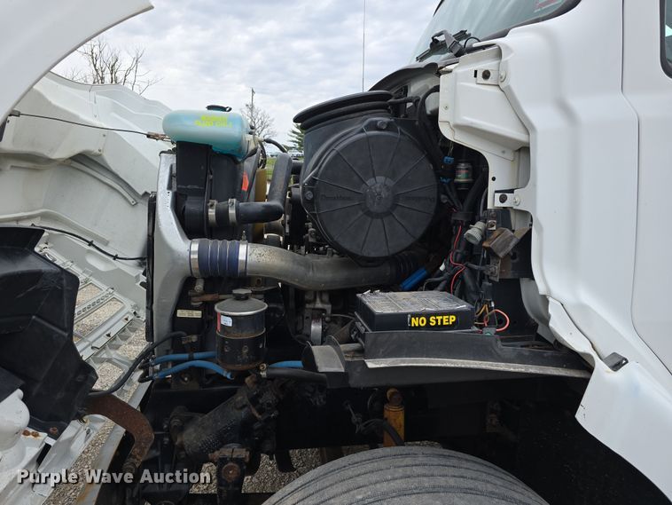 image for item DT6765 2000 Sterling L9500 semi truck