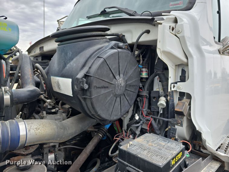 image for item DT6765 2000 Sterling L9500 semi truck