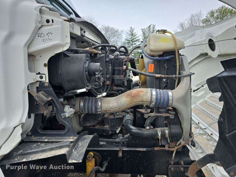 image for item DT6765 2000 Sterling L9500 semi truck