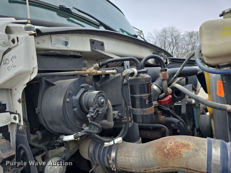 image for item DT6765 2000 Sterling L9500 semi truck