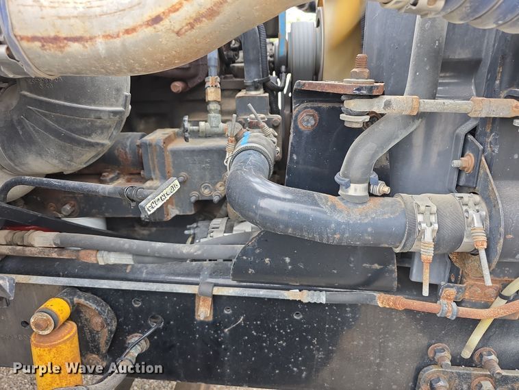 image for item DT6765 2000 Sterling L9500 semi truck