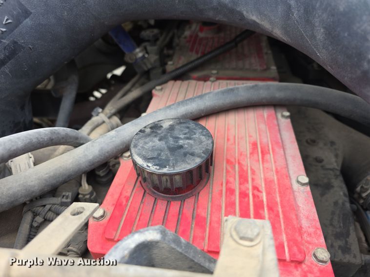 image for item DT6765 2000 Sterling L9500 semi truck