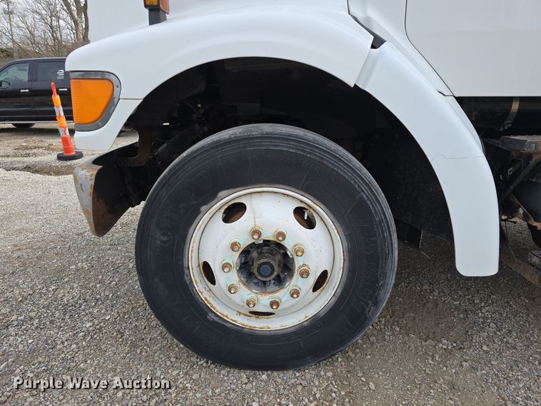 image for item DT6765 2000 Sterling L9500 semi truck