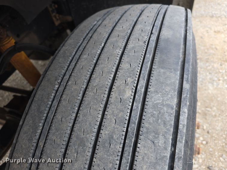 image for item DT6765 2000 Sterling L9500 semi truck