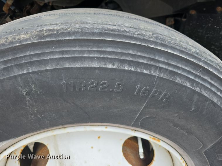 image for item DT6765 2000 Sterling L9500 semi truck