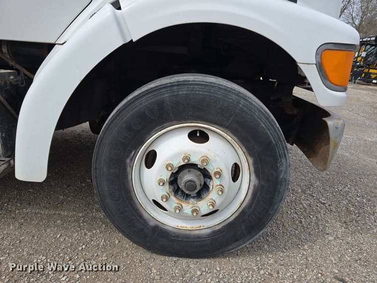 image for item DT6765 2000 Sterling L9500 semi truck