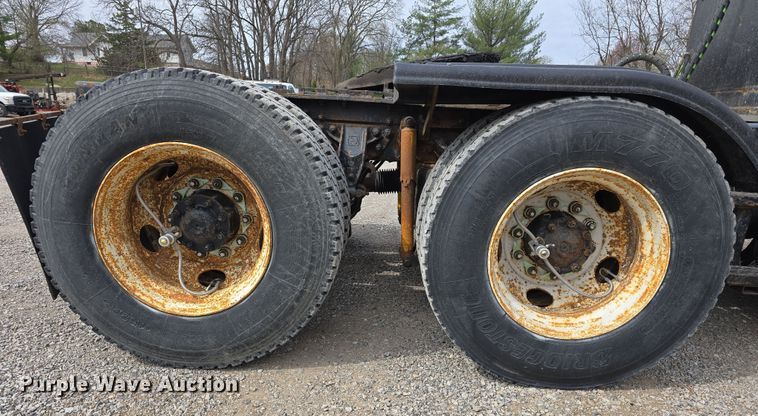 image for item DT6765 2000 Sterling L9500 semi truck