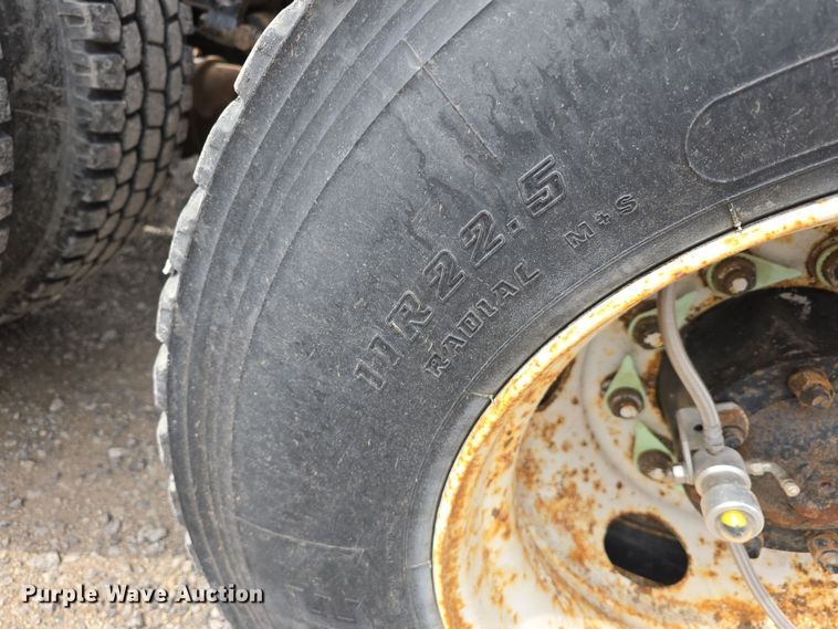 image for item DT6765 2000 Sterling L9500 semi truck