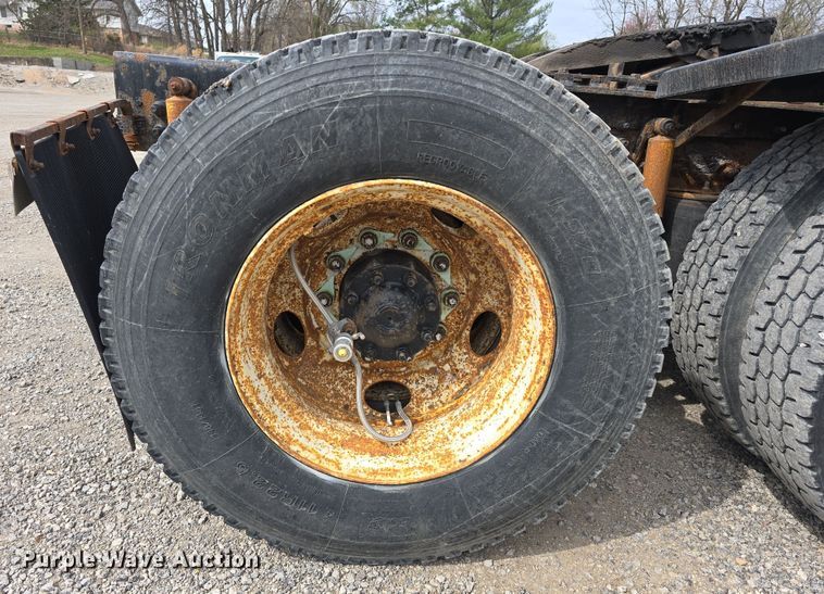 image for item DT6765 2000 Sterling L9500 semi truck