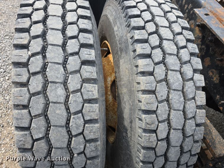 image for item DT6765 2000 Sterling L9500 semi truck