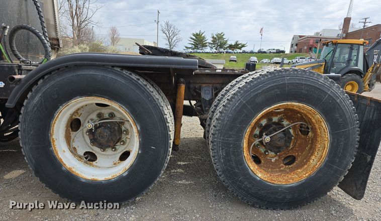 image for item DT6765 2000 Sterling L9500 semi truck