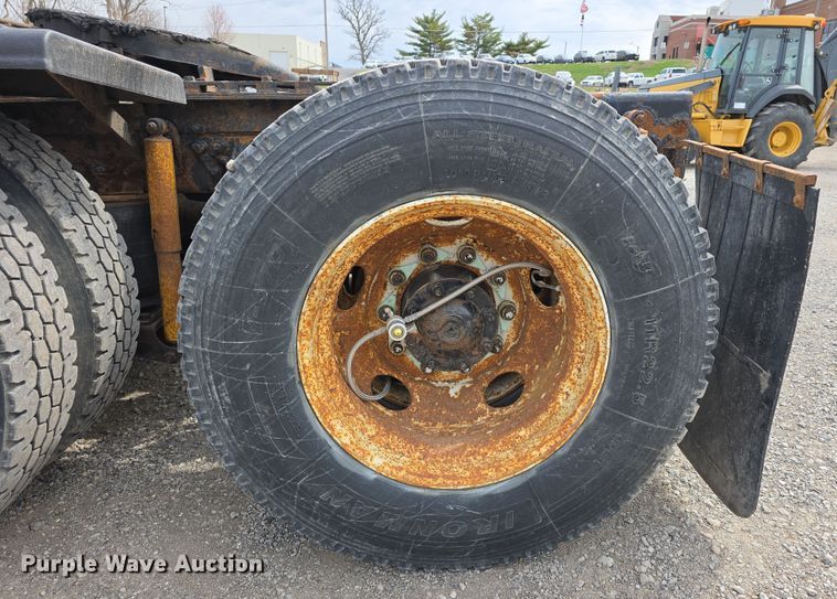 image for item DT6765 2000 Sterling L9500 semi truck