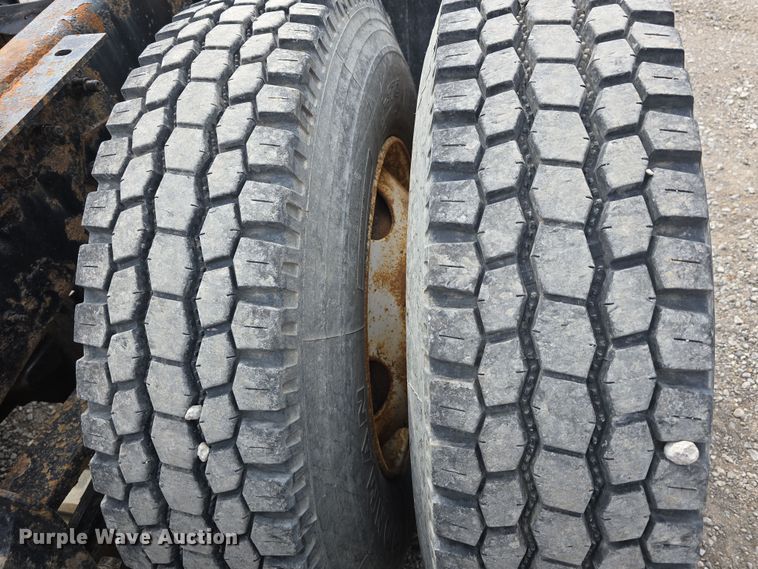 image for item DT6765 2000 Sterling L9500 semi truck