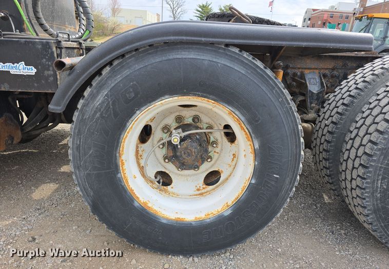 image for item DT6765 2000 Sterling L9500 semi truck