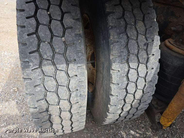 image for item DT6765 2000 Sterling L9500 semi truck