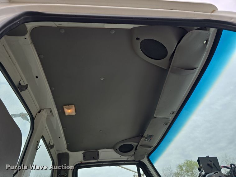 image for item DT6765 2000 Sterling L9500 semi truck