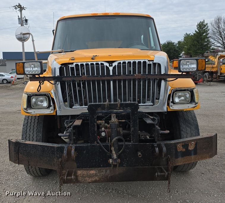 image for item DT6767 2006 International 7400 Crew Cab dump truck