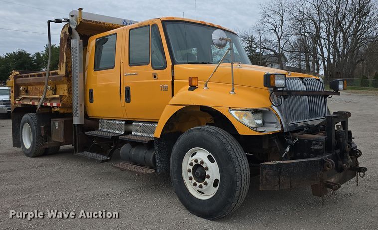image for item DT6767 2006 International 7400 Crew Cab dump truck