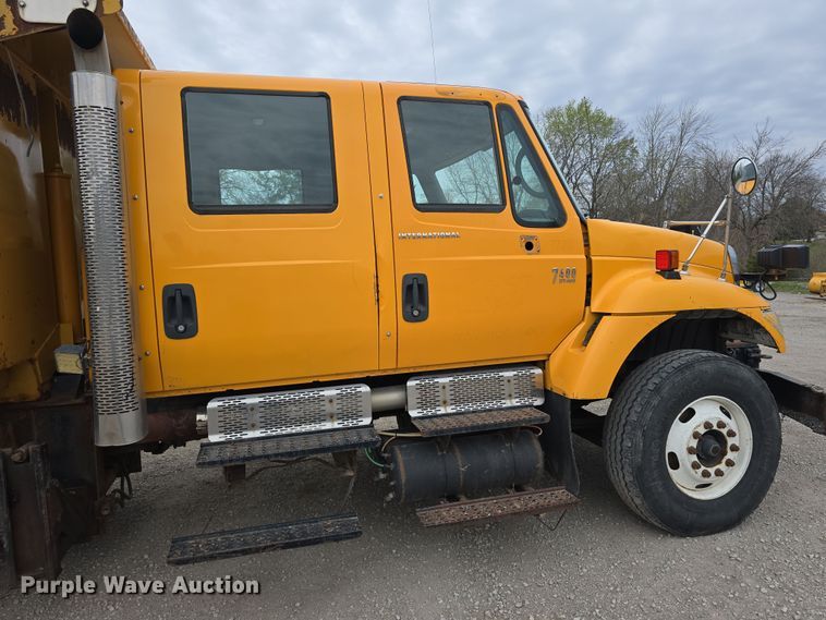 image for item DT6767 2006 International 7400 Crew Cab dump truck