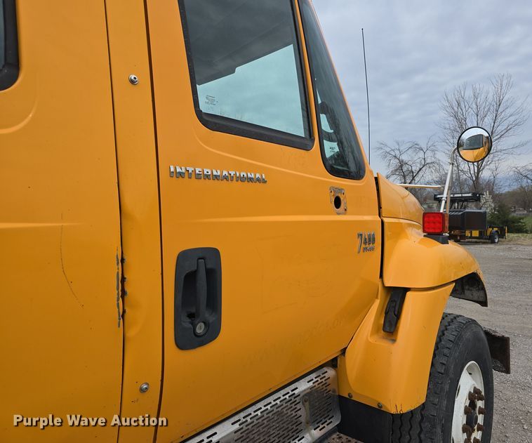 image for item DT6767 2006 International 7400 Crew Cab dump truck