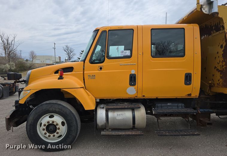 image for item DT6767 2006 International 7400 Crew Cab dump truck