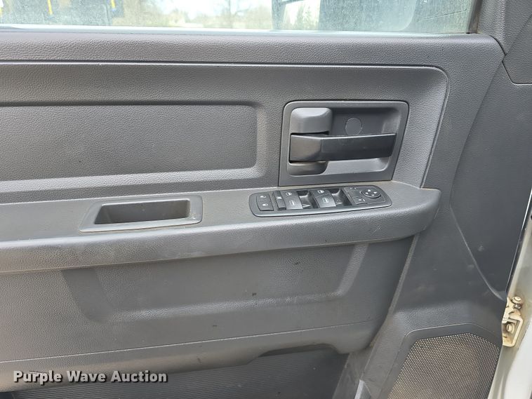 image for item DT6769 2011 Dodge Ram 5500 Crew Cab flatbed truck