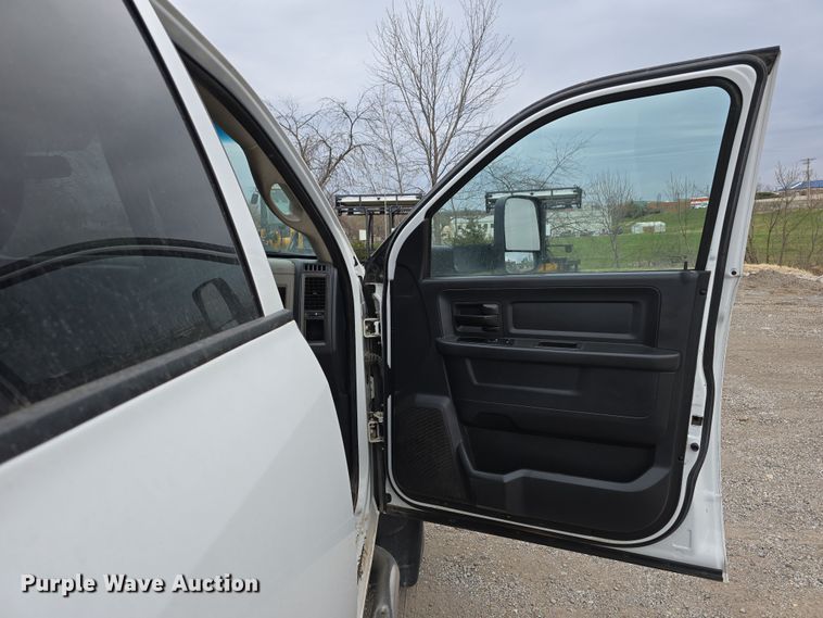 image for item DT6769 2011 Dodge Ram 5500 Crew Cab flatbed truck