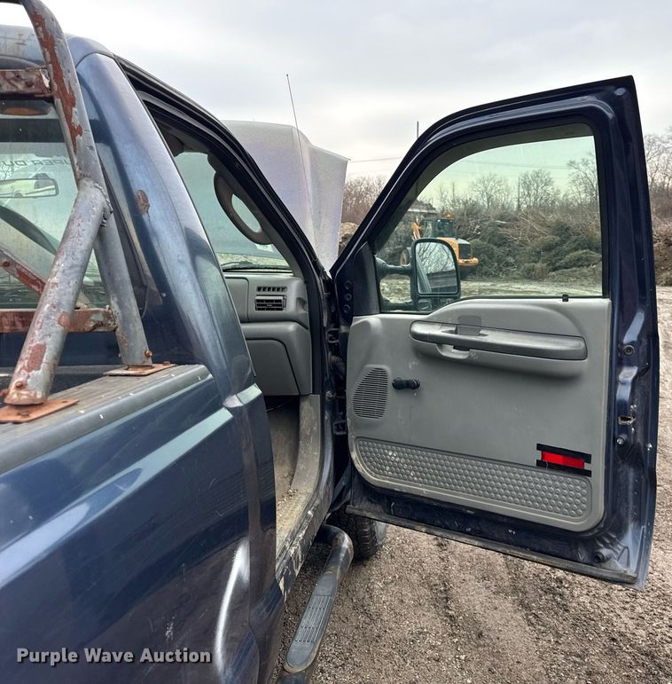 image for item DU3340 2004 Ford F250 Super Duty pickup truck